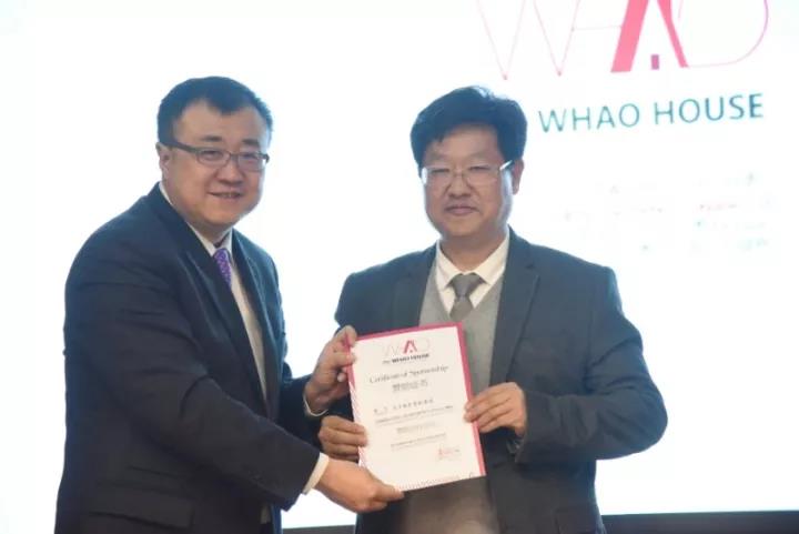 清華大學黨委常委、副校長楊斌為天豐綠色裝配集團總裁李旭祿頒發證書